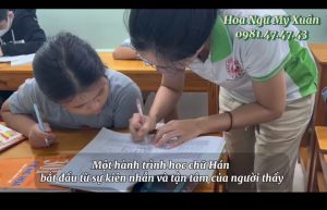 Học viên luyện đọc viết Hoa ngữ
